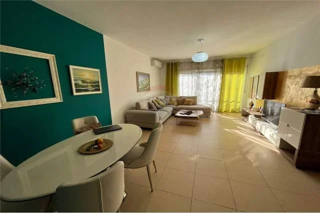 Tirane, jepet me qera apartament 2+1 Kati 3, 105 m² 700 Euro (Don Bosko)