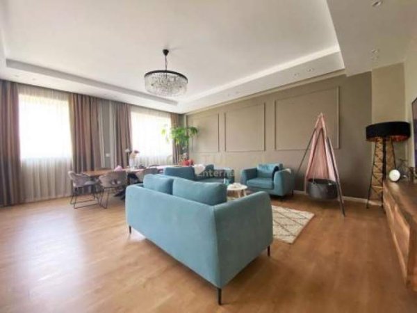 Tirane, jepet me qera Vile 543 m² 3.000 Euro (Rezidenca Secret Garden)