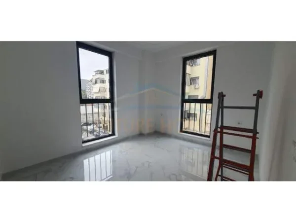 Tirane, jepet me qera apartament 2+1 Kati 3, 98 m² 700 Euro (Komuna e Parisit)