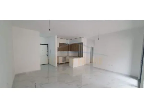 Tirane, jepet me qera apartament 2+1 Kati 3, 98 m² 700 Euro (Komuna e Parisit)
