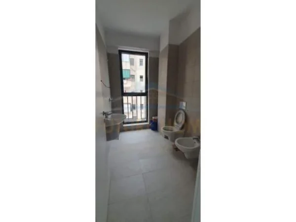 Tirane, jepet me qera apartament 2+1 Kati 3, 98 m² 700 Euro (Komuna e Parisit)