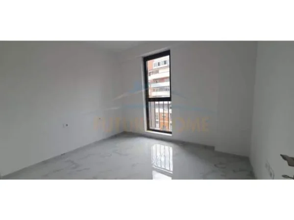 Tirane, jepet me qera apartament 2+1 Kati 3, 98 m² 700 Euro (Komuna e Parisit)