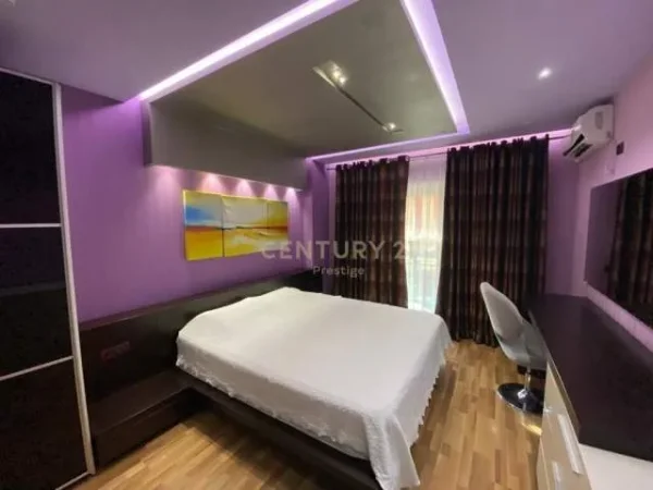 Tirane, jepet me qera 2+1+A+BLK Kati 7, 120 m² 1.000 Euro (Prane ambasades amerikane)