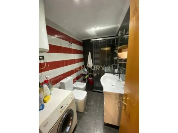 Tirane, jepet me qera 2+1+A+BLK Kati 7, 120 m² 1.000 Euro (Prane ambasades amerikane)