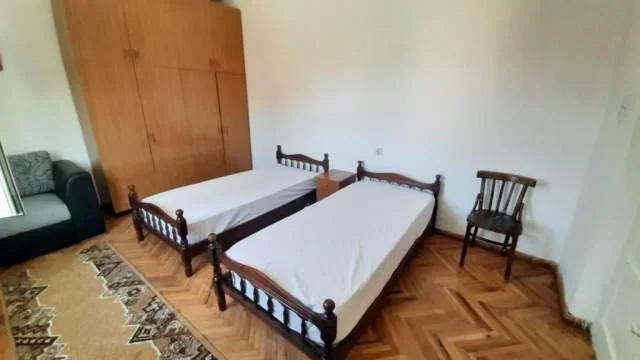 Tirane, jepet me qera apartament 2+1 100 m² 450.000 Leke