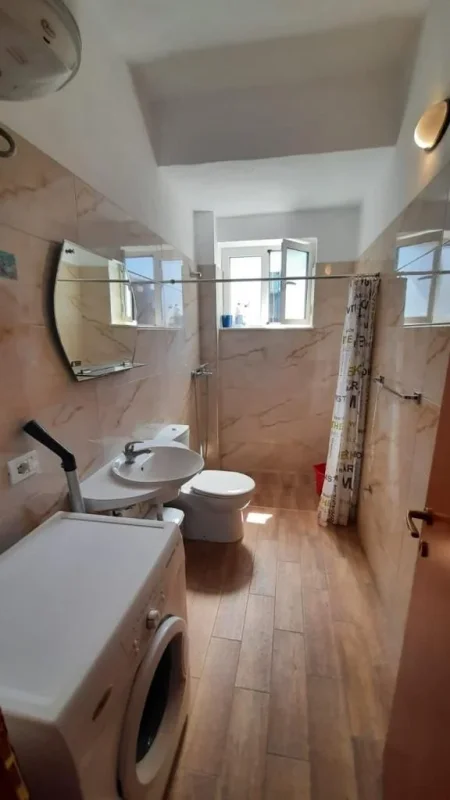 Tirane, jepet me qera apartament 2+1 100 m² 450.000 Leke