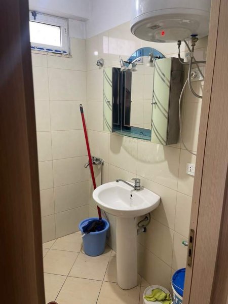 Tirane, jepet me qera apartament Kati 8, 30 m² 15.000 Leke (Yzberisht)