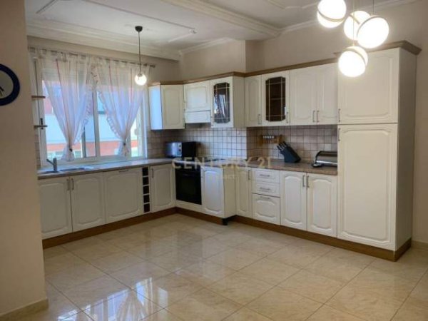 Tirane, jepet me qera apartament 5+1 Kati 6, 157 m² 1.000 Euro (Rruga Brigada e VIII)