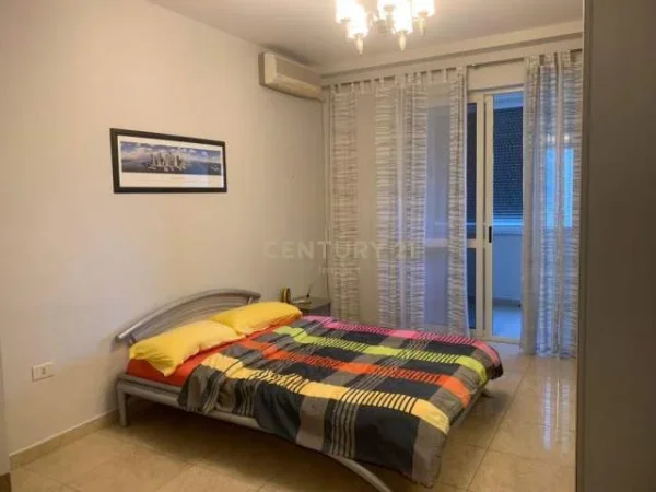 Tirane, jepet me qera apartament 5+1 Kati 6, 157 m² 1.000 Euro (Rruga Brigada e VIII)