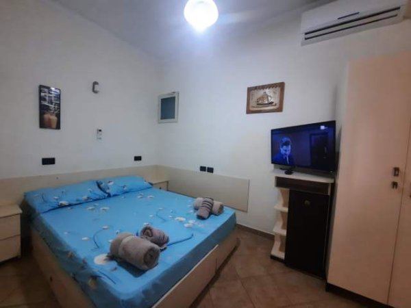 Tirane, jepet me qera 55 m² 400 Euro (5 Maji)