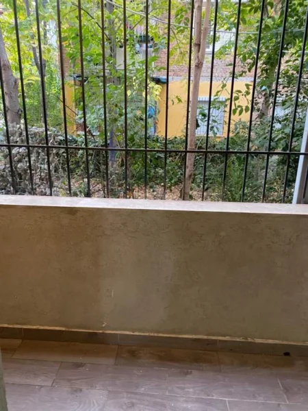 Tirane, jepet me qera 75 m² 400 Euro (21 Dhjetori)