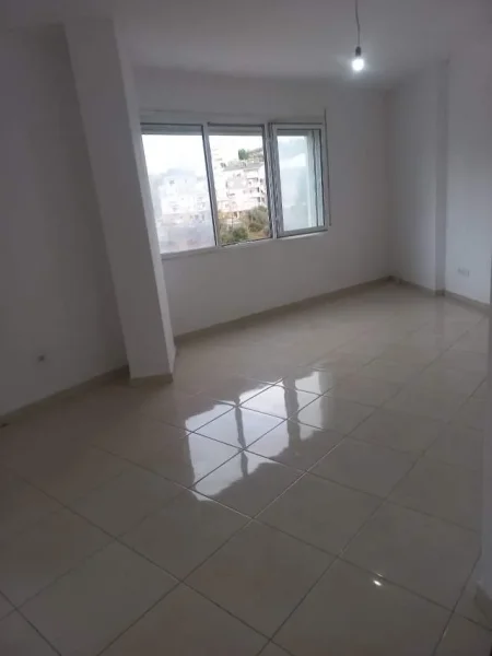 Tirane, jepet me qera 113 m² 400 Euro (Kopshti Zoologjik)