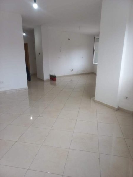 Tirane, jepet me qera 113 m² 400 Euro (Kopshti Zoologjik)