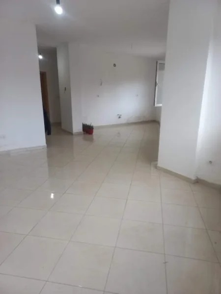 Tirane, jepet me qera 113 m² 400 Euro (Kopshti Zoologjik)