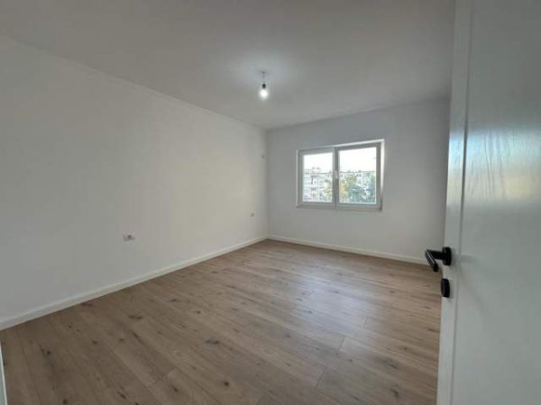 Tirane, apartament 83 m² 130.000 Euro (Oxhaku)