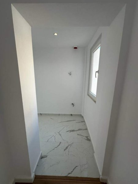 Tirane, jepet me qera 83 m² 130.000 Euro (Oxhaku)