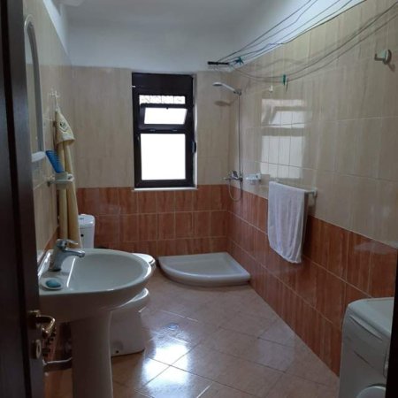 Tirane, jepet me qera 72 m² 50.000 Leke (Brryli)