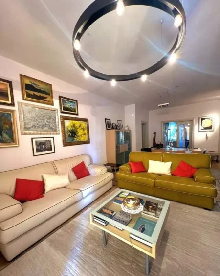 Tirane, jepet me qera apartament 3+1 140 m² 1.000 Euro