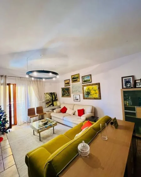 Tirane, jepet me qera apartament 3+1 140 m² 1.000 Euro