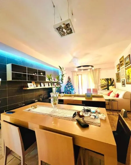 Tirane, jepet me qera apartament 3+1 140 m² 1.000 Euro