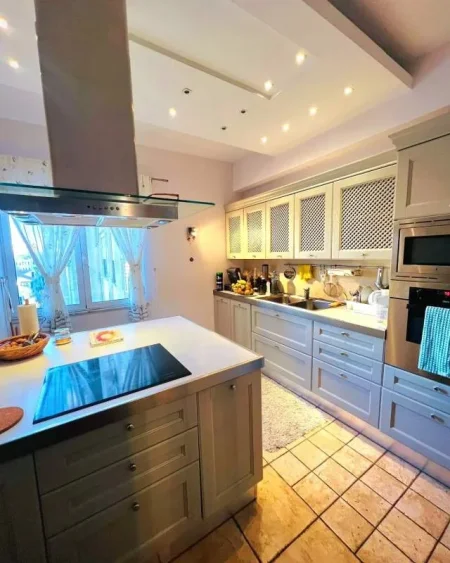 Tirane, jepet me qera apartament 3+1 140 m² 1.000 Euro