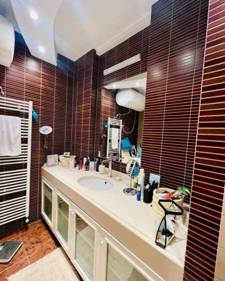 Tirane, jepet me qera apartament 3+1 140 m² 1.000 Euro