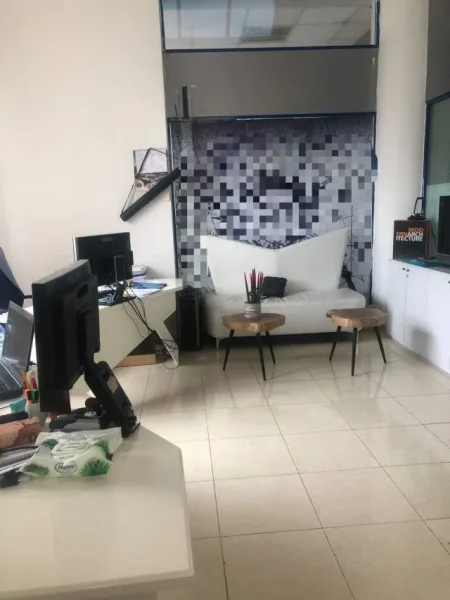 Tirane, shitet ambjent biznesi Kati 3, 35 m² 14.000.000 Leke (SHESHI WILLSON)