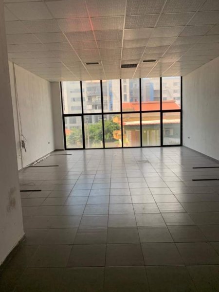 Tirane, jepet me qera ambjent biznesi Kati 1, 600 m² 3.000 Euro (Ne rruge kryesore,perballe shkolles Ibrahim Rugova)