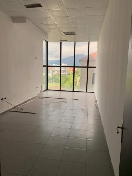 Tirane, jepet me qera ambjent biznesi Kati 2, 600 m² 2.900 Euro (Perballe Shkolles Ibrahim Rugova)