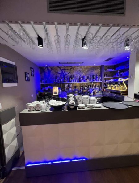 Tirane, jap me qera Bar-kafe , Piceri , Zgarre , kinema 15.000 Euro