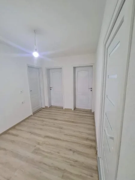 Jepet me qerat shtëpia 3+1, rruga Jordan Misja 250 Euro