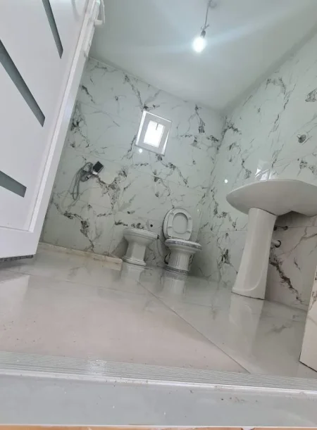 Jepet me qerat shtëpia 3+1, rruga Jordan Misja 250 Euro