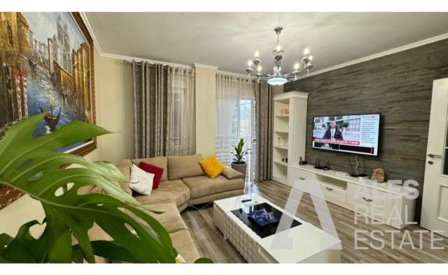 Tirane, shes apartament 1+1 Kati 2, 90 m² 165.000 Euro (liqeni i thate)