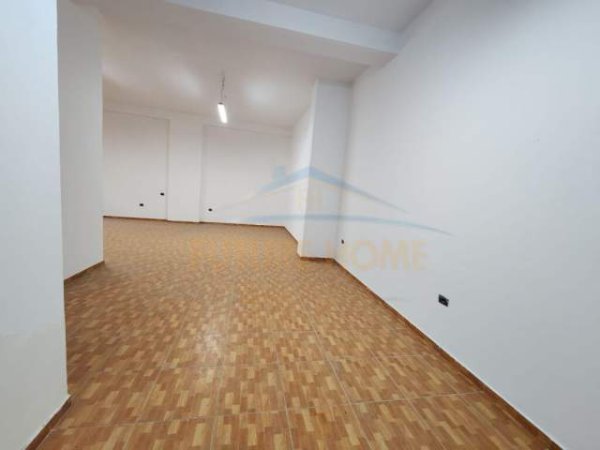 Tirane, jepet me qera ambjent biznesi Kati 1, 102 m² 1.000 Euro (SELVIA)