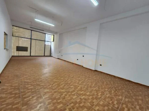 Tirane, jepet me qera ambjent biznesi Kati 1, 102 m² 1.000 Euro (SELVIA)