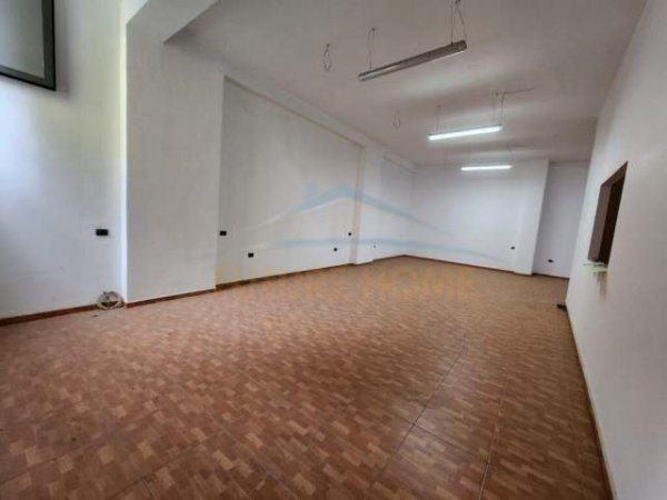 Tirane, jepet me qera ambjent biznesi Kati 1, 102 m² 1.000 Euro (SELVIA)