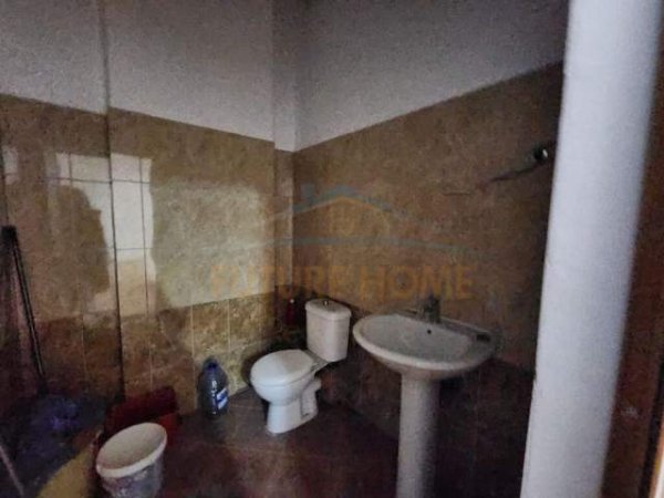 Tirane, jepet me qera ambjent biznesi Kati 1, 102 m² 1.000 Euro (SELVIA)