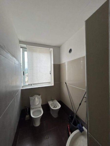 Tirane, jepet me qera apartament 2+1 Kati 5, 120 m² 320 Euro (Sali Angoni)