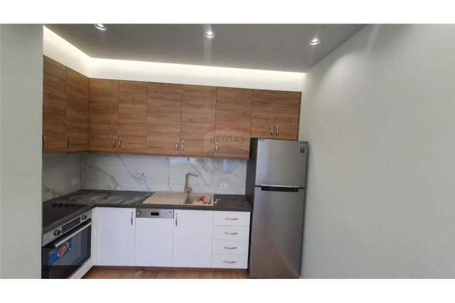 Tirane, jepet me qera apartament 2+1 Kati 9, 93 m² 650 Euro (Don Bosko)