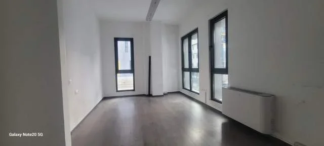 Tirane, jepet me qera zyre Kati 3, 120 m² 700 Euro (Kompleksi Square 21)