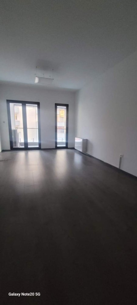 Tirane, jepet me qera zyre Kati 3, 120 m² 700 Euro (Kompleksi Square 21)