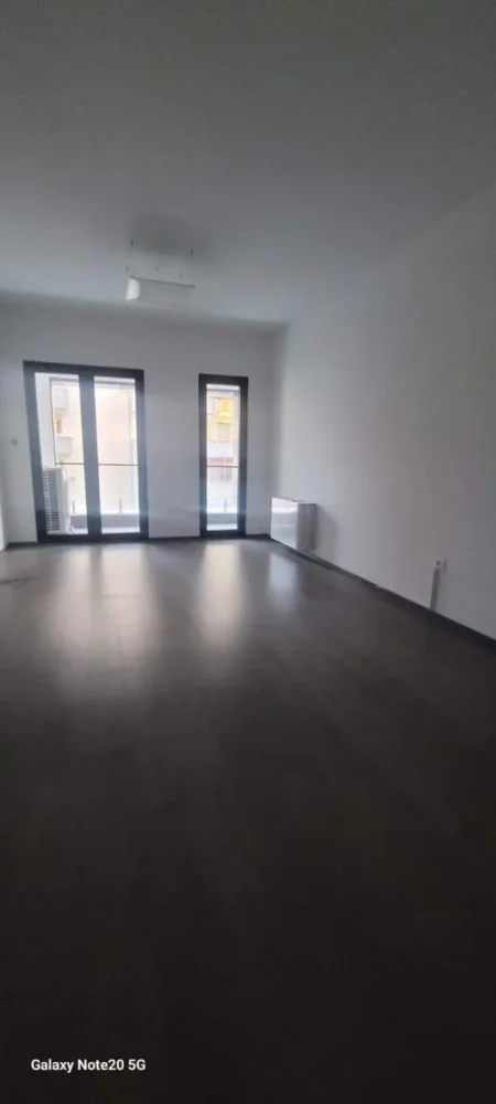Tirane, jepet me qera zyre Kati 3, 120 m² 700 Euro (Kompleksi Square 21)