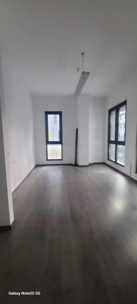 Tirane, jepet me qera zyre Kati 3, 120 m² 700 Euro (Kompleksi Square 21)