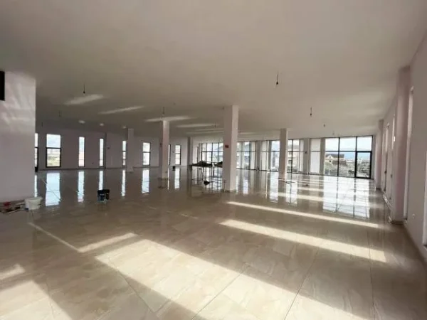 Tirane, jepet me qera ambjent biznesi Kati 1, 1.500 m² 2.500 Euro (Prane Megatek)