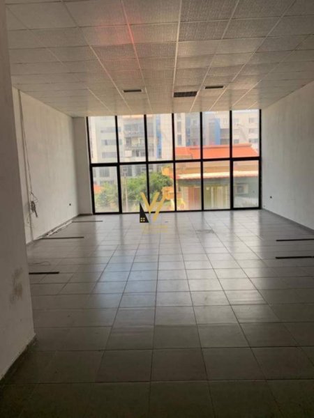 Tirane, jepet me qera ambjent biznesi Kati 2, 600 m² 2.900 Euro (KAMEZ)