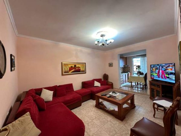Tirane, jepet me qera apartament 2+1 Kati 4, 76 m² 380 Euro (ali demi)