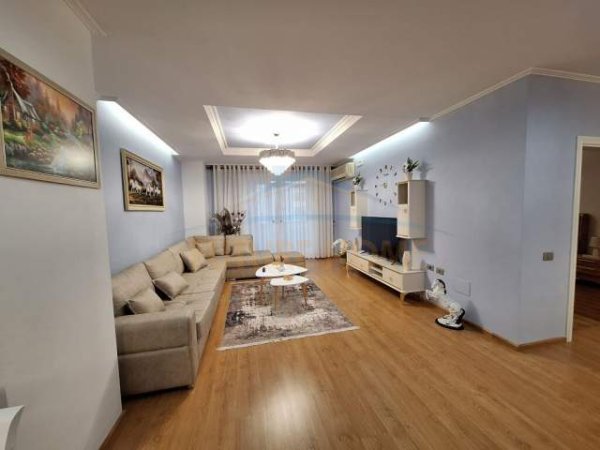 Tirane, jepet me qera apartament 2+1 Kati 5, 120 m² 1.000 Euro (Bulevardi Zogu I)
