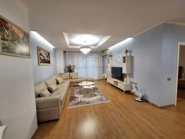 Tirane, jepet me qera apartament 2+1 Kati 5, 120 m² 1.000 Euro (Bulevardi Zogu I)