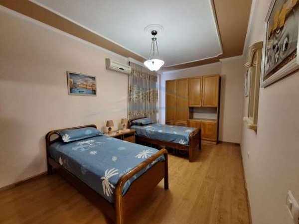 Tirane, jepet me qera apartament 2+1 Kati 5, 120 m² 1.000 Euro (Bulevardi Zogu I)