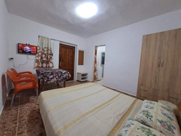 Tirane, jepet me qera 30 m² 25.000 Leke (Kinostudio)